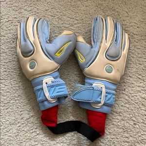 Goalie gloves with freshener pads